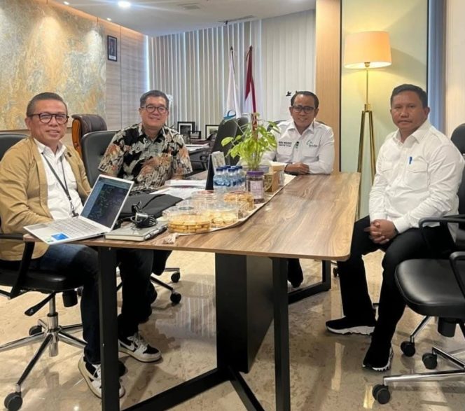 
 Pertemuan Bupati Muna Barat La Ode Darwin dengan Dirut ASDP. Foto: Istimewa
