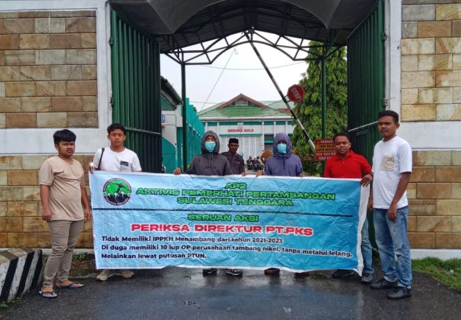 
 Sejumlah mahasiswa melakukan aksi unjuk rasa di Kejaksaan Tinggi Sulawesi Tenggara. Foto: Istimewa
