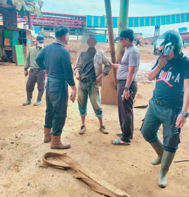 
 Seorang pria yang nekat mencuri kabel las di Pelabuhan Muara Sampara, Kecamatan Kapoiala, Kabupaten Konawe diamankan security. Foto: Istimewa
