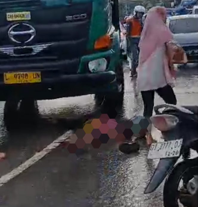 
 Seorang perempuan pengendara motor ditabrak mobil kontainer 10 roda. Foto: Istimewa