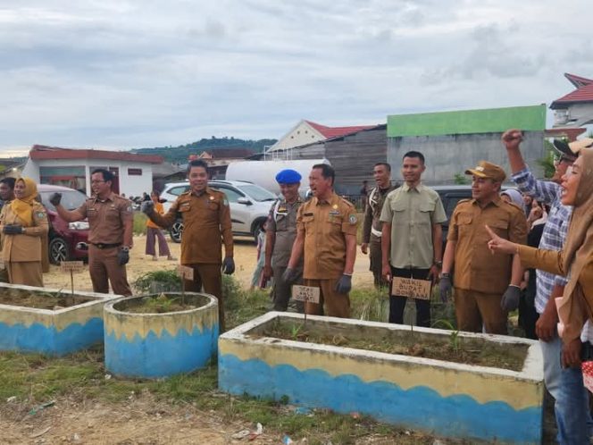 
 Peluncuran infografis 'Menjaga Kebersihan' serta ecoblock dan tong sampah daur ulang jumbo di Boepinang Barat. Foto: Istimewa