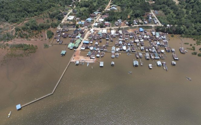 
 Kondisi air laut di Desa Hakatutobu, Kolaka telah berubah warna menjadi coklat pekat diduga akibat aktivitas pertambangan. Foto: Istimewa