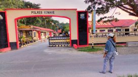 
Ketua KPKM Sultra, Roslina Afi, saat bertandang di  Mako Polres Konawe. Foto: Istimewa
