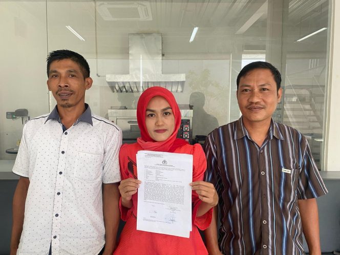 
 Salaha seorang warga Desa Laonti, Kecamatan Laonti, Kabupaten Konawe Selatan, melaporkan Kepala Desa Laonti ke Polda Sultra atas dugaan penggelapan dana kompensasi. Foto: Istimewa