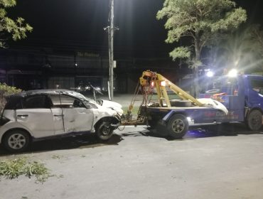 Mobil honda brio kehilangan kendali dan menabrak trotoar serta pohon di atas trotoar jalan. Foto: Istimewa