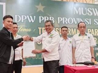 Ikbar menyerahkan draft visi misi sebagai calon Ketua DPW PBB Sulawesi Tenggara kepada panitia. Foto: Istimewa