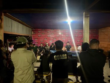 Proses mediasi yang dilakukan oleh Kanit Tipidter Polres Kota Kendari IPDA Ariel Mogens Ginting terhadap massa FKPJU dengan pihak perusahaan. Foto: Istimewa  