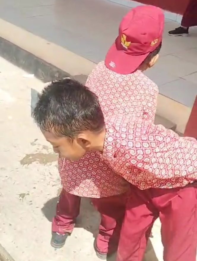
 Sejumlah siswa muntah-muntah setelah menyantap makanan yang dibagikan. Foto: Istimewa