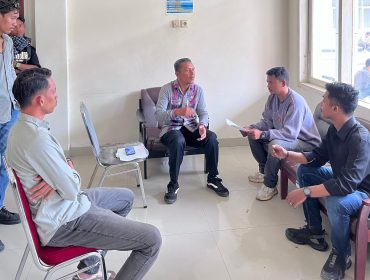 Konsorsium Mahasiswa Sulawesi Tenggara (Korum Sultra) menggelar aksi unjuk rasa di Kantor Dinas Tenaga Kerja dan Transmigrasi Provinsi Sulawesi Tenggara. Foto: Istimewa