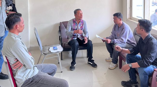 Konsorsium Mahasiswa Sulawesi Tenggara (Korum Sultra) menggelar aksi unjuk rasa di Kantor Dinas Tenaga Kerja dan Transmigrasi Provinsi Sulawesi Tenggara. Foto: Istimewa