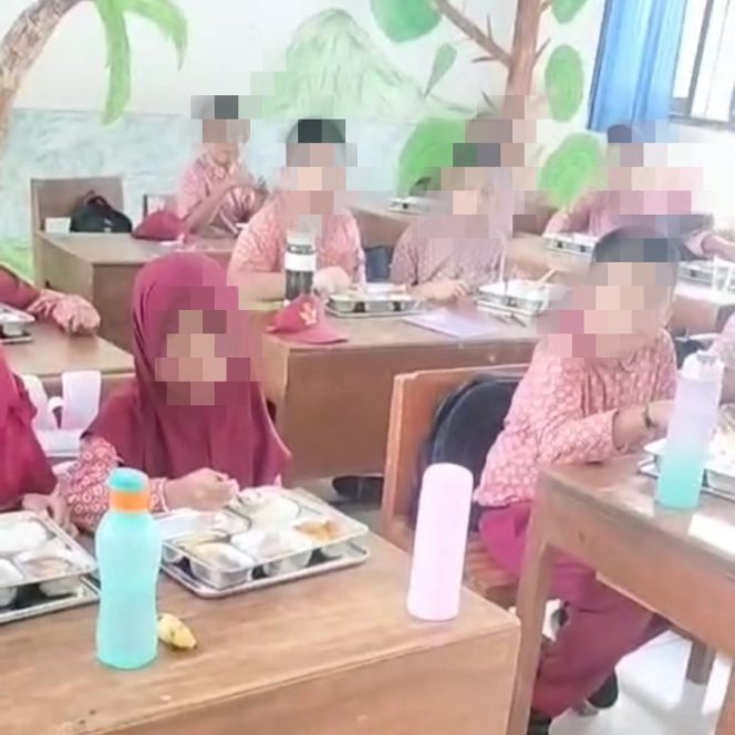
 Pelajar SDN 33 Kasipute menerima Makanan Bergizi Gratis (MBG) pada Rabu pagi, 23 April 2025. Foto: Istimewa