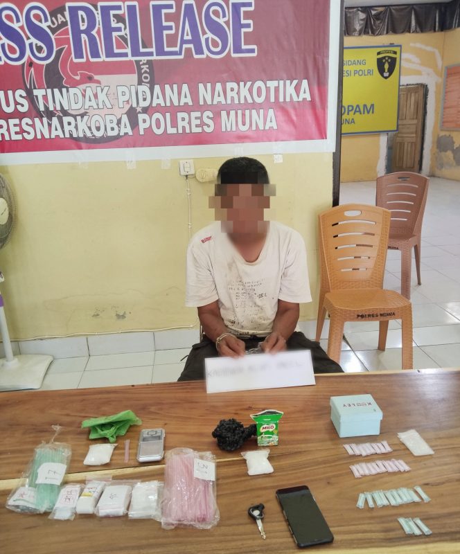 
 Pelaku pengedar sabu inisial K alias Pacel ditangkap Sat Nerkoba Polres Muna di Jalan Poros Warangga, Kelurahan Mangga Kuning, Kecamatan Katobu, Kabupaten Muna beserta barang bukti narkotika jenis sabu dengan total berat bruto 116,8 gram. Foto: Istimewa