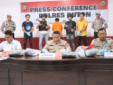 Konferensi pers penetapan tersangka pelaku penikaman almarhum Aiptu Anumerta Fajar Iwu di Aula Endra Dharmalaksana Polres Buton pada Sabtu, 19 April 2025. Foto: Istimewa