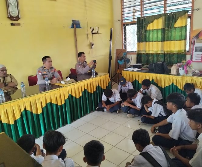 
 Plh Kapolsek Pasarwajo, Iptu Bahtiar, melakukan mediasi di ruang guru SMPN 8 Buton. Foto: Istimewa
