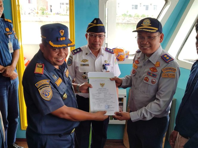 
 Serah terima kewenangan Balai Pengelola Transportasi Darat (BPTD) Sultra kepada KSOP Kelas II Kendari. Foto: Istimewa