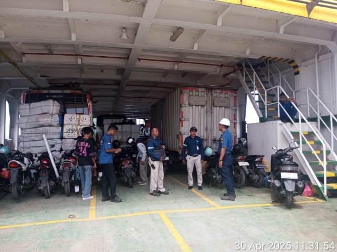 
 KUPP Kelas III Lapuko melakukan pengawasan terhadap penyeberangan Ferry. Foto: Istimewa