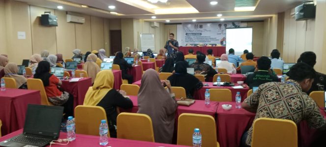 
 Sebanyak 81 operator desa dari Kabupaten Muna Barat, Sulawesi Tenggara, mengikuti bimbingan teknis (bimtek) penggunaan aplikasi Sistem Keuangan Desa (Siskeudes) versi 2.0.7. Foto: Istimewa