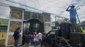 Aliansi Masyarakat Indonesia Menggugat (AMIN) menggelar aksi demontrasi di Kejaksaan Tinggi (Kejati) Sulawesi Tenggara. Foto: Istimewa
