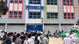 Puluhan mahasiswa melakukan aksi demonstrasi di Kantor Cabang PT Mandiri Tunas Finance (MTF) di Kota Kendari. Foto: Istimewa