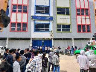 Puluhan mahasiswa melakukan aksi demonstrasi di Kantor Cabang PT Mandiri Tunas Finance (MTF) di Kota Kendari. Foto: Istimewa