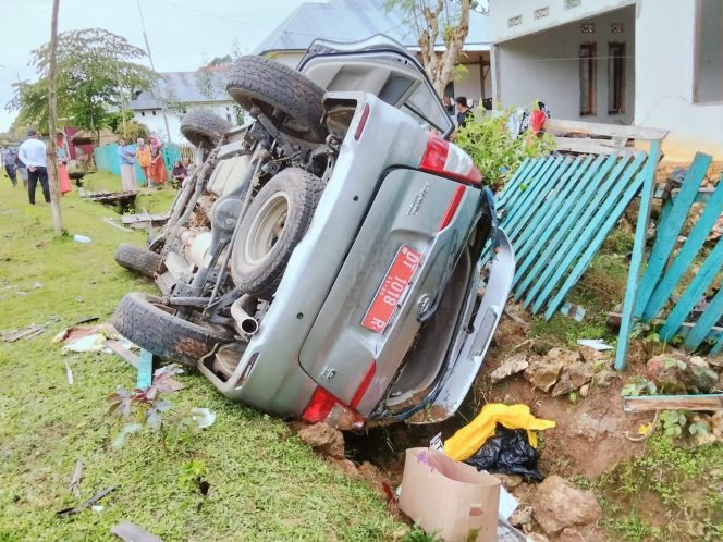 
 Mobil dinas milik Badan Perencanaan Pembangunan Daerah (Bappeda) Kabupaten Muna Barat terguling Desa Liabalano, Kecamatan Kontunaga, Kabupaten Muna. Foto: Istimewa