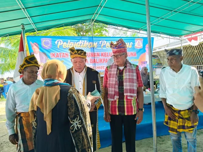 
 Pengukuhan Pengurus Ikatan Kerukunan Keluarga Muna (IKKM) Kota Balikpapan oleh Ibu Wakil Gubernur Kalimantan Timur, Hj Wahyu Hermaningsih Seno Aji. Foto: Istimewa