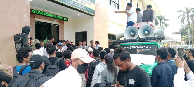 
 Ratusan massa menggeruduk kantor PN Kendari. Foto: Istimewa