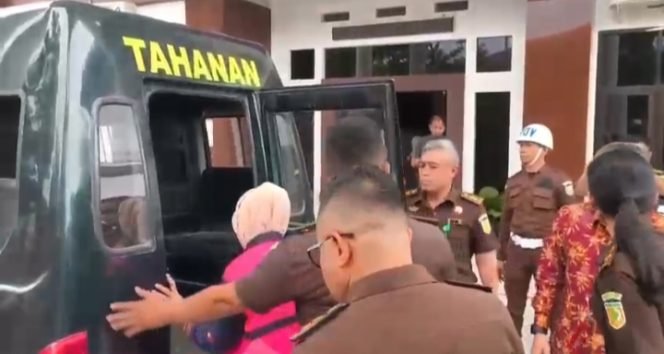 
 Mantan Sekda Kota Kendari digelendang ke mobil tahanan menuju Lapas Perempuan Kendari. Foto: Istimewa