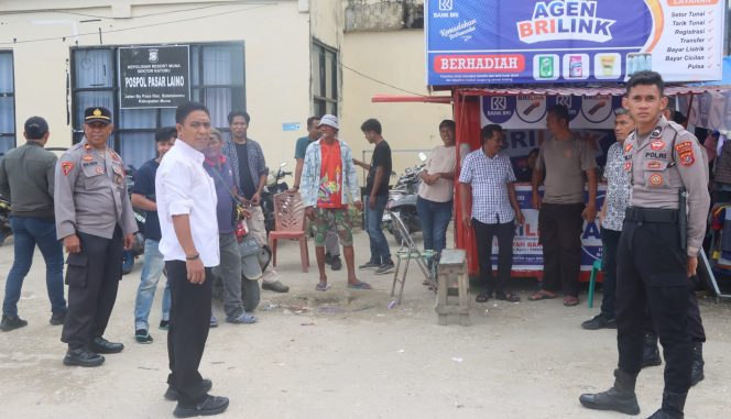 
 Polres Muna membubarkan parkir liar di Pasar Laino. Foto: Istimewa