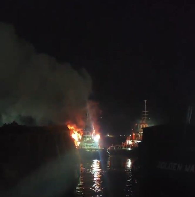 
 Kapal Tugboat FIVE STAR 01 Terbakar di Pelabuhan Morosi