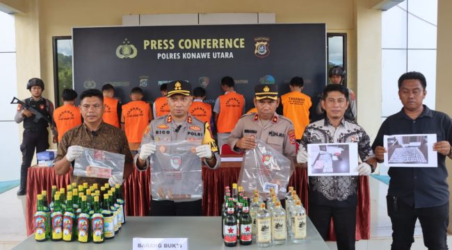 Kapolres Konawe Utara, AKBP Rico Fernanda, memimpin press release pengungkapan kasus tindak pidana selama Operasi Pekat tahun 2025. Foto: Istimewa