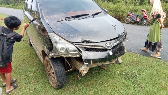 
 Sebuah minibus Toyota Avanza hitam dengan nomor polisi DD 1985 HN menabrak pagar rumah warga di Desa Lakawoghe, Kecamatan Kusambi, Kabupaten Muna Barat. Foto: Istimewa