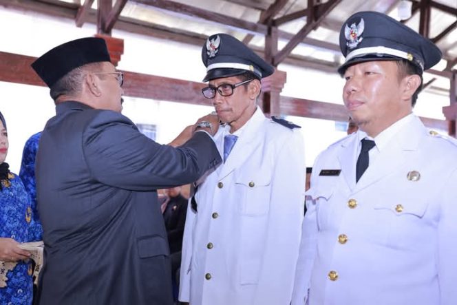 
 Bupati Bombana, Burhanuddin, melantik dua Penjabat (Pj) kepala desa. Foto: Istimewa