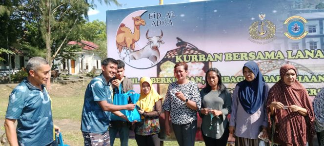 
 Palaksa Lanal Kendari, Letkol (P) Aris Pratikto, menyerahkan daging sapi kurban kepada masyarakat. Foto: Penafaktual.com