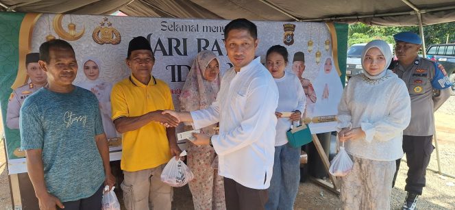 
 Kapolres Konut AKBP Rico Fernanda menyerahkan daging kurban kepada masyarakat. Foto: Istimewa