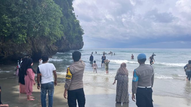 
 Personel Polres Konawe Utara melaksanakan pengamanan di lokasi wisata Pantai Taipa. Foto: Istimewa