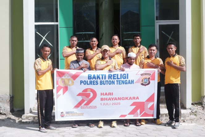 
 Polres Buton Tengah mengadakan kegiatan bakti religi pembersihan tempat ibadah