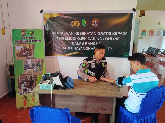 
 Polres Konut menggelar pemeriksaan kesehatan gratis kepada masyarakat. Foto: Istimewa