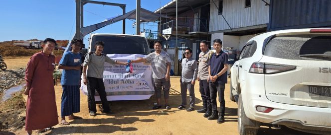
 Manajemen PT TAS membagikan daging kurban kepada masyarakat lingkar perusahaan. Foto: Penafaktual.com
