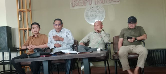 
 Humas PT TAS, Hendra (ujung kanan) bersama Direksi dan Kuasa Hukum. Foto: Penafaktual.com