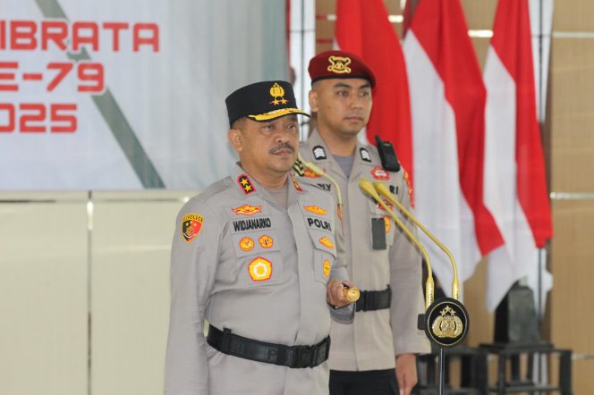 
 Kapolda Sultra Irjen Pol Didik Agung Widjanarko memimpin Upacara Pemuliaan Nilai-nilai Luhur Tribrata dalam rangka memperingati Hari Bhayangkara ke-79. Foto: Istimewa