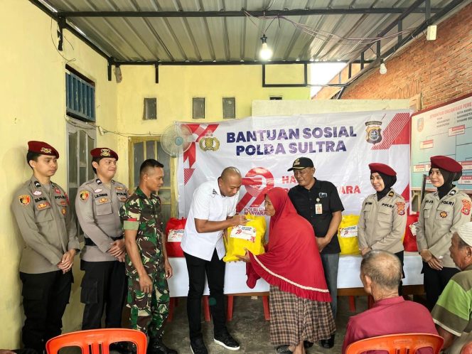 
 Wadir Krimsus Polda Sultra, AKBP Didik Erfianto, menyerahkan bantuan sosial (Bansos) di beberapa desa wilayah perbatasan Kota Kendari. Foto: Penafaktual.com