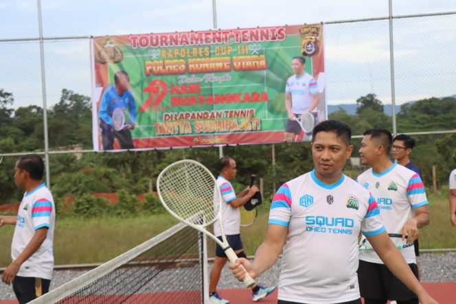 
 Kapolres Konawe Utara, AKBP Rico Fernanda, membuka turnamen tenis Kapolres Cup III dalam rangka memperingati Hari Bhayangkara ke-79. Foto: Istimewa
