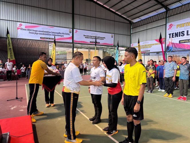 
 Pembukaan kejuaraan olahraga Kapolda CUP dalam rangka memperingati Hari Bhayangkara ke-79 di Lapangan Tenis Mapolda Sulawesi Tenggara. Foto: Istimewa