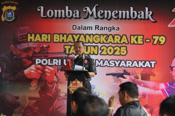 
 Kapolda Sultra Irjen Pol Didik Agung Widjanarko lomba menembak rangka memeriahkan Hari Bhayangkara ke-79. Foto: Istimewa