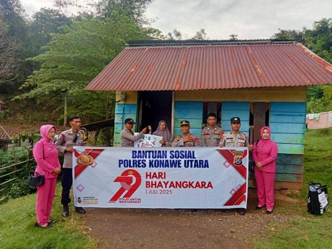 
 Polres Konut dan Bhayangkari berbagi kasih dalam rangka menyambut HUT Bhayangkara ke-79. Foto: Istimewa  