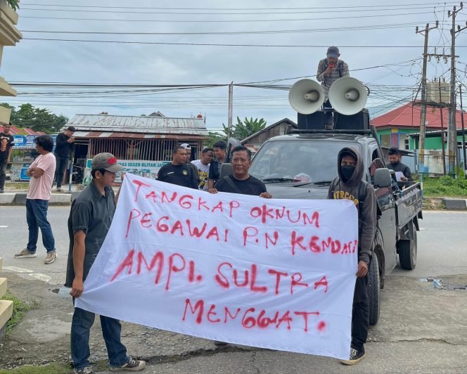
 AMPI Sultra menggelar aksi demonstrasi di kantor Polresta Kendari. Foto: Istimewa  
