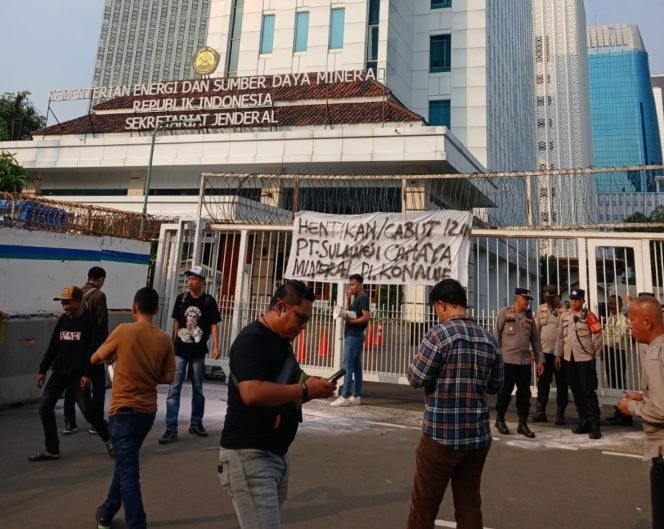 Perhimpunan Aktivis Nusantara (PERANTARA) menggelar aksi unjuk rasa di depan kantor Kementerian Energi dan Sumber Daya Mineral (ESDM) pada Senin, 2 Juni 2025. Foto: Istimewa