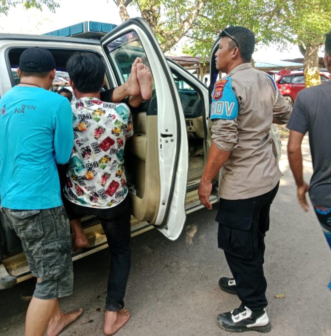
 Korban berinisial CTN (17) yang tenggelam di Pantai Taipa berhasil diselamatkan berkat kesigapan personel yang bertugas di lokasi. Foto: Istimewa  