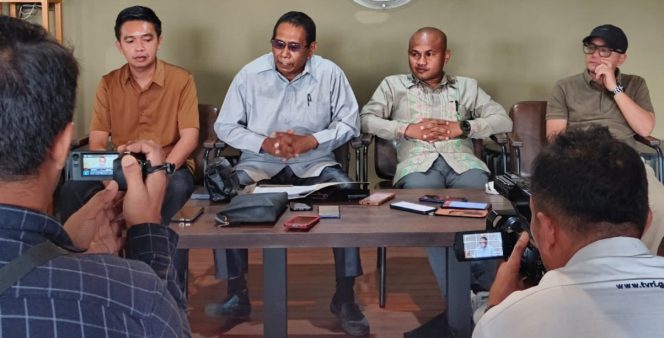 
 Kuasa Hukum PT TAS, Sulaiman, S.H., M.Kn., CPM., CPArb dan rekan saat melakukan konferensi pers. Foto: Penafaktual.com
